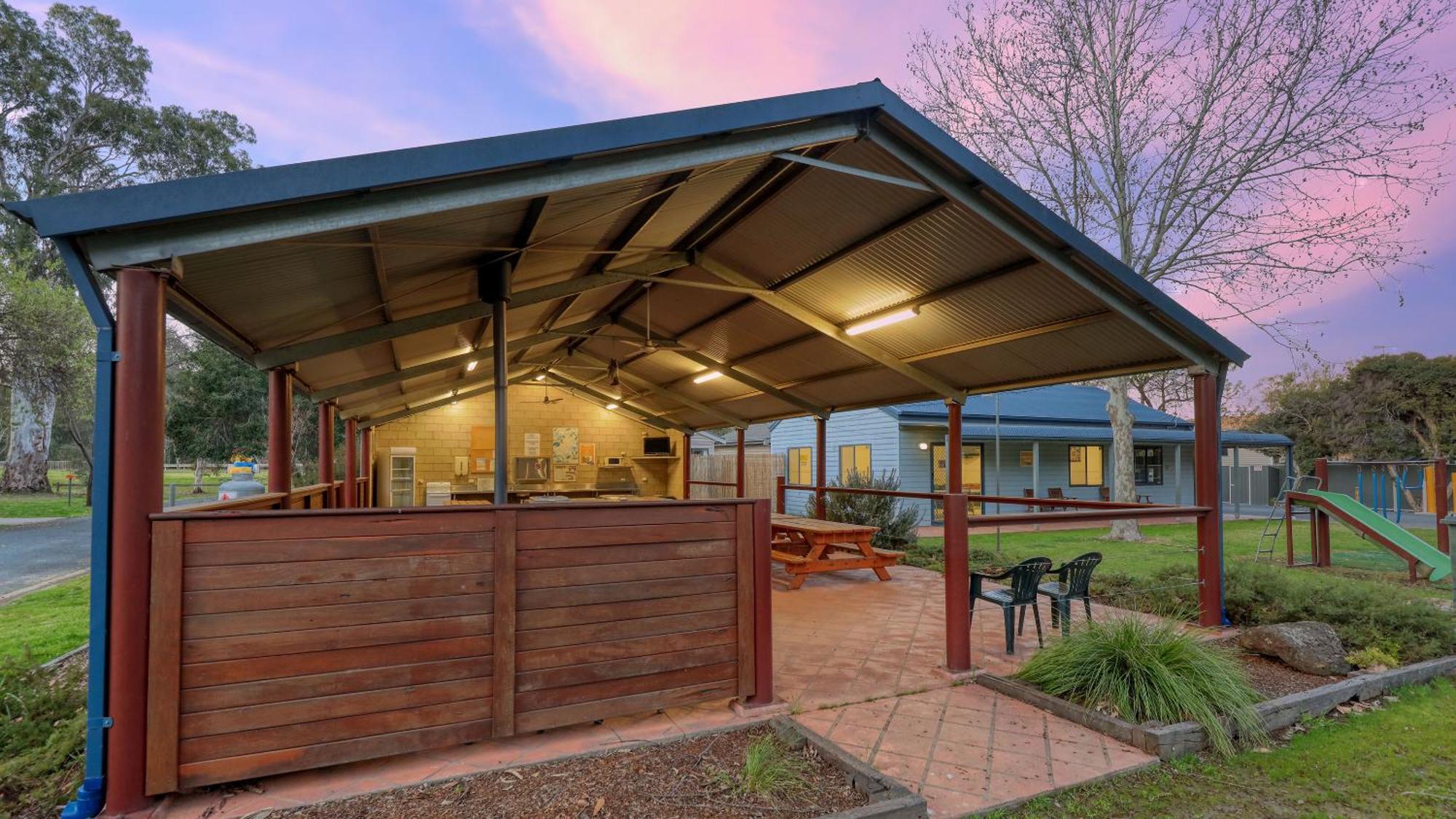 Deniliquin Riverside Caravan Park Ngoại thất bức ảnh