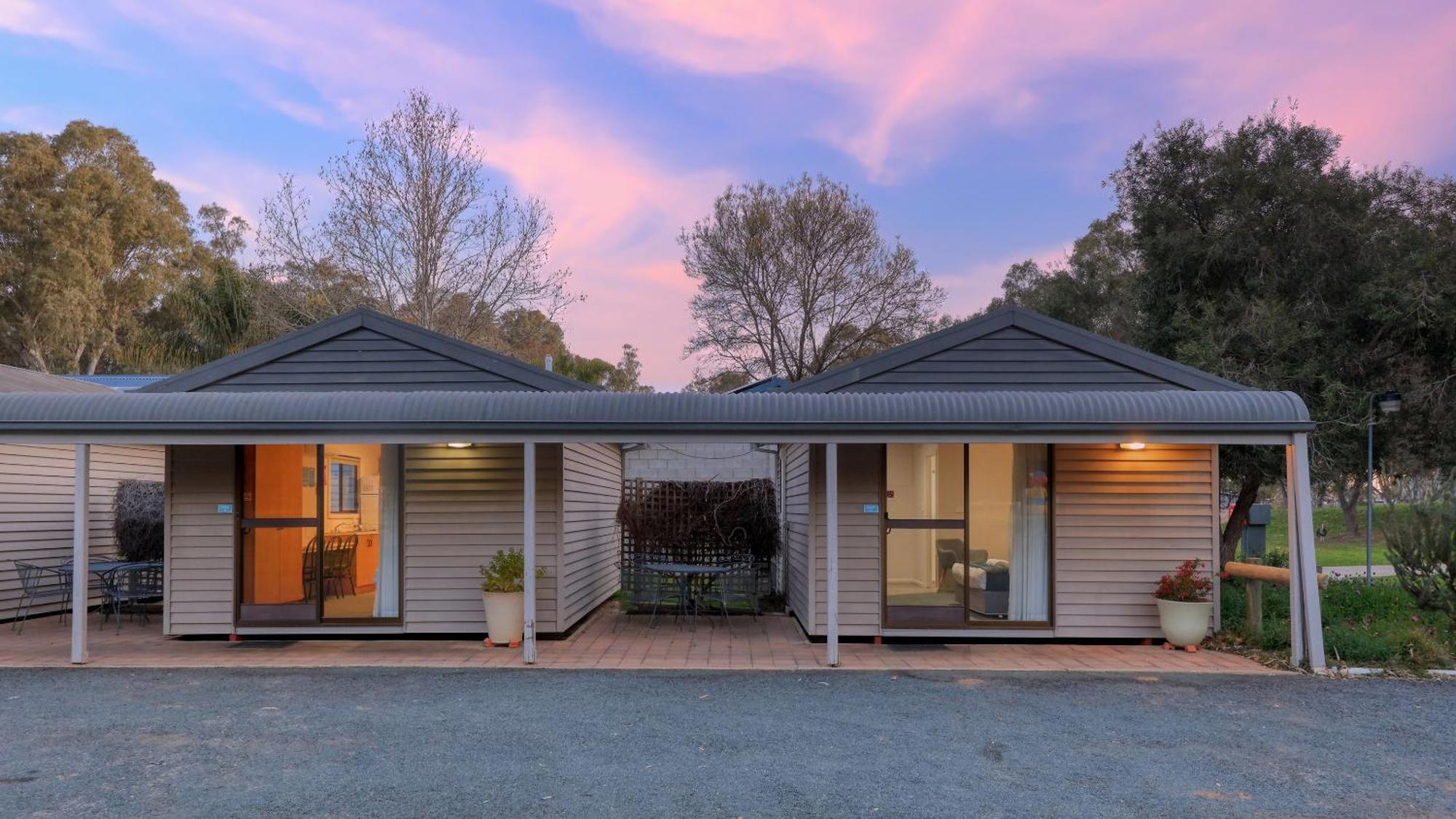 Deniliquin Riverside Caravan Park Ngoại thất bức ảnh